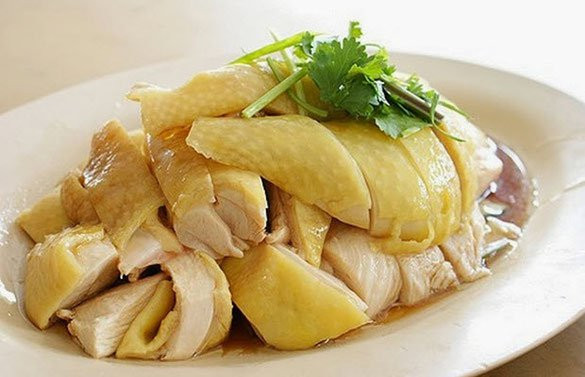 Thịt gà là "trạm trung chuyển" phổ biến nhất làm lây lan Salmonella – một loại vi khuẩn gây bệnh đường ruột khi không được nấu chín đúng cách. Khi bạn dùng lò vi sóng để chế biến gà thì nhiệt độ trong này sẽ không đủ sức làm chín đều các phần của thịt. (Ảnh minh họa)