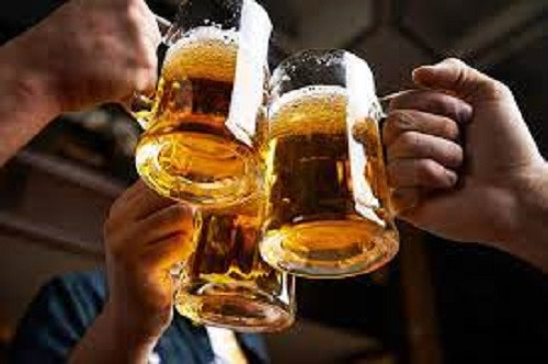 Thứ năm, người uống rượu lâu năm cũng sợ nhất là bệnh vàng da, hay gọi là vàng da vàng mắt kèm theo ngứa da, phân nhạt màu, nước tiểu sậm màu. Nếu hiện tượng này xảy ra, phải đi khám ngay, coi chừng khả năng bị gan và bệnh túi mật.