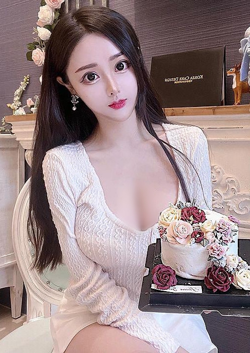 Mỹ nhân siêu vòng 1 Duy Ân, người Trung Quốc, nổi tiếng với vẻ đẹp tương phản. Cô nàng sở hữu một khuôn mặt ngây thơ, trong sáng và thân hình bốc lửa, khiến mọi người ấn tượng mạnh ngay từ cái nhìn đầu tiên.