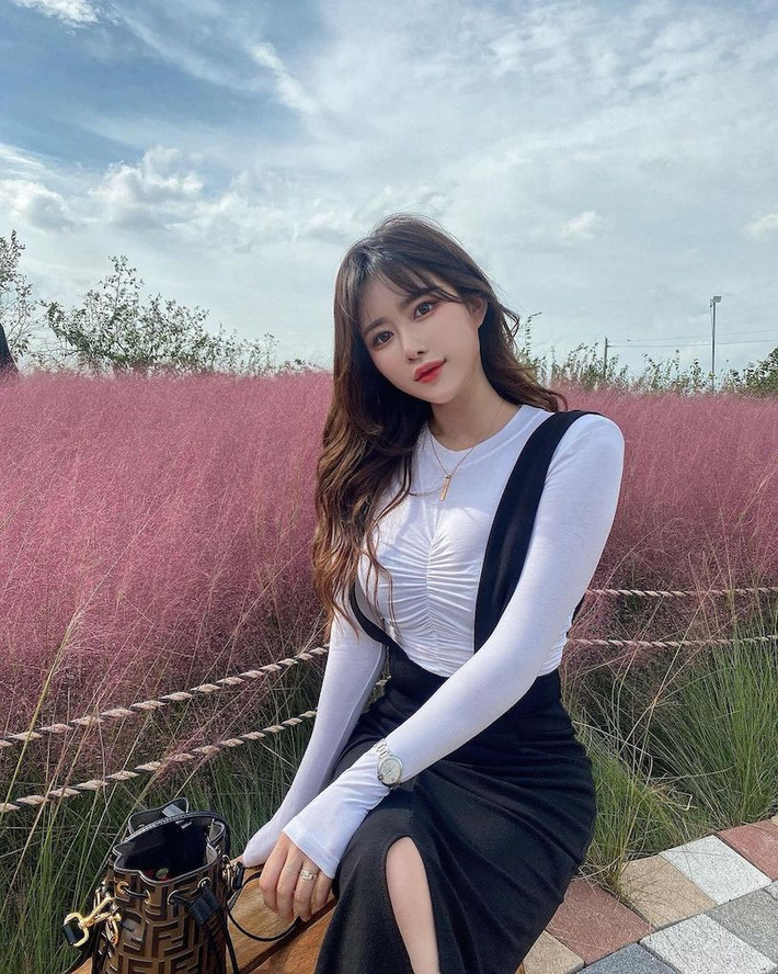Nữ hot girl Hàn Quốc diện đồ hở bạo hay kín đáo cũng đều rất mê người.