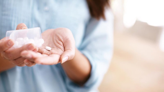 Tiếp đó, bác sĩ cũng đề cập đến chuyện uống thuốc với nước gì. Thực tế, một số người thích uống thuốc với sữa, nhưng một số ion canxi trong sữa sẽ kết hợp với thuốc, dẫn đến việc kém hấp thu, chẳng hạn như kháng sinh, do đó, việc kết hợp giữa sữa và thuốc có thể làm giảm tác dụng của thuốc.