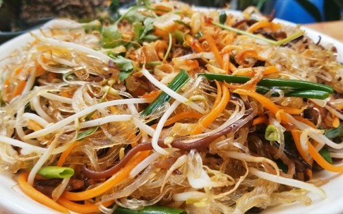 Món ngon ngày Tết thực sự rất nhiều, vì vậy, nếu bạn không thể kiềm chế được tâm hồn ăn uống của mình thì hãy ăn một cách khôn ngoan. Ăn miến thay cho cơm, tận dụng lợi ích của dưa hành - thức ăn giảm cân tốt nhờ thúc đẩy quá trình trao đổi chất trong toàn bộ cơ thể. (Ảnh minh họa)