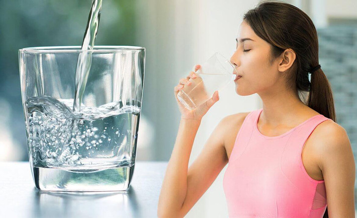 Ngày uống 2 lít nước giúp bạn tha hồ ăn Tết mà không sợ bị tăng cân.