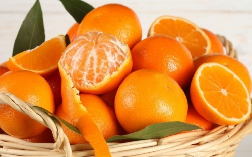 Ngoài ra, đừng quên bổ sung cho mình các loại trái cây như bưởi, dưa hấu, cam... Khoảng 1 giờ đồng hồ sau khi ăn bữa chính, hãy ăn cam để hỗ trợ tốt cho tiêu hóa và hiệu quả trong việc giảm cân giữ dáng ngày Tết.