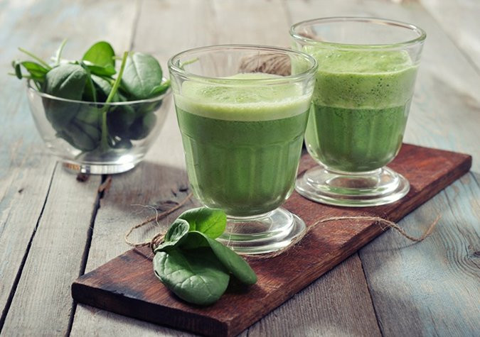 5. Sinh tố rau cải bó xôi: Loại rau này còn chứa rất nhiều vitamin C, E, có tác dụng chống oxy hóa rất mạnh, nếu thường xuyên dùng bạn sẽ có làn da căng mượt.