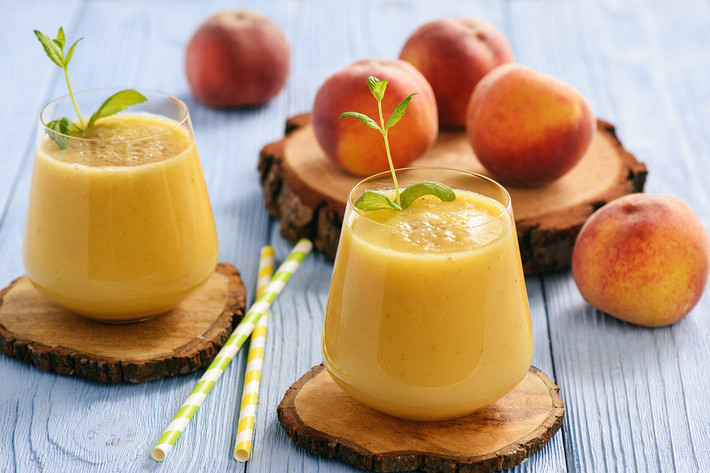 3. Sinh tố đào: Quả đào được chứng minh chứa nhiều vitamin A, vitamin C, vitamin K, bera caroten, kali, magie, selen có tác dụng bảo vệ làn da khỏi tia cực tím độc hại.