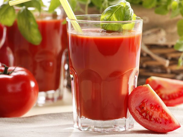 Không chỉ chất béo vô cùng ít mà sinh tố cà chua còn chứa nhiều vitamin và nước, tạo cảm giác no lâu cho người sử dụng, giúp chị em giảm cân.