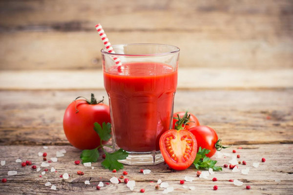 1. Sinh tố cà chua: Sinh tố cà chua cung cấp cho cơ thể rất nhiều vitamin có lợi, đặc biệt là vitamin C. Chúng sẽ giúp cải thiện làn da, khiến da trở nên mịn màng và sáng đẹp hơn nhờ vào collagen được sản sinh. (Ảnh minh họa)