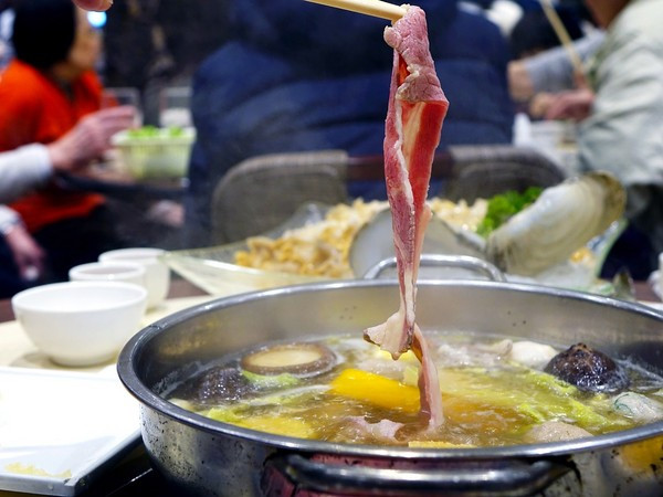 Lẩu là món ăn cực nhiều người thích, thế nhưng nếu ăn lẩu không đúng cách, bạn có thể làm tổn thương thực quản và tăng nguy cơ ung thư. Nhiều lương y trên thế giới cũng đã khuyến cáo không nên ăn lẩu quá thường xuyên. (Ảnh minh họa)