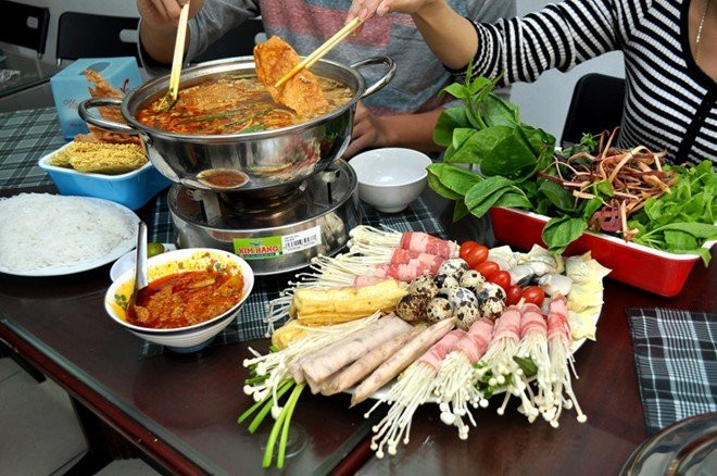 1. Ăn lẩu quá nóng: Cẩn thận có thể gây bỏng thực quản vùng miệng và tăng nguy cơ ung thư.