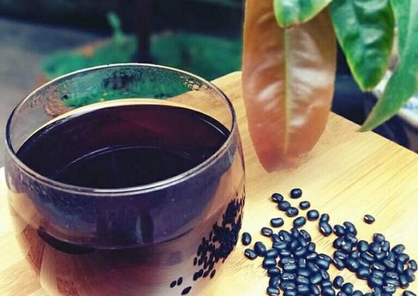 Giấm cũng rất phổ biến trong cuộc sống hàng ngày của chúng ta, nếu đem giấm kết hợp với đậu đen, ăn mỗi ngày một chút trong một khoảng thời gian, cơ thể bạn sẽ có những thay đổi đáng mừng.