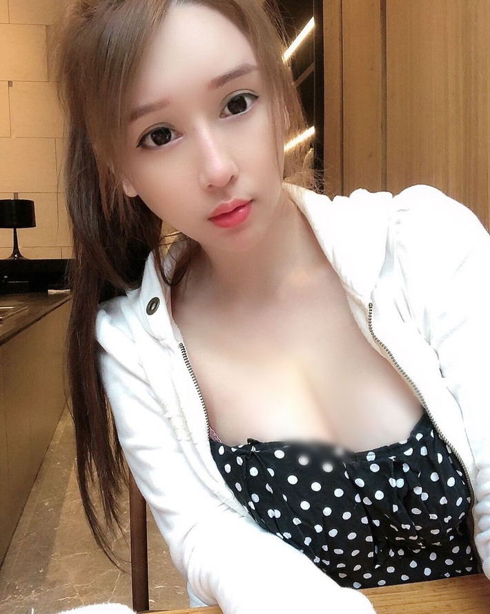 Theo thông tin cá nhân mà Đình Đình chia sẻ, cô nàng cao 1m65. Tuy không cao đặc biệt nhưng dáng người mảnh mai và tỷ lệ cân đối khiến Đình Đình trông cực kỳ cao ráo khi chụp ảnh.
