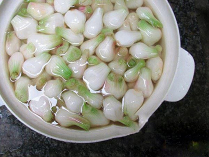 Thứ tư là những người mắc bệnh tim, cao huyết áp, bệnh thận, bệnh gan, cũng không nên ăn hành muối chua vì chúng chứa hàm lượng muối nhiều, men tiêu hóa cao, có thể gây ra những biến chứng bất lợi.