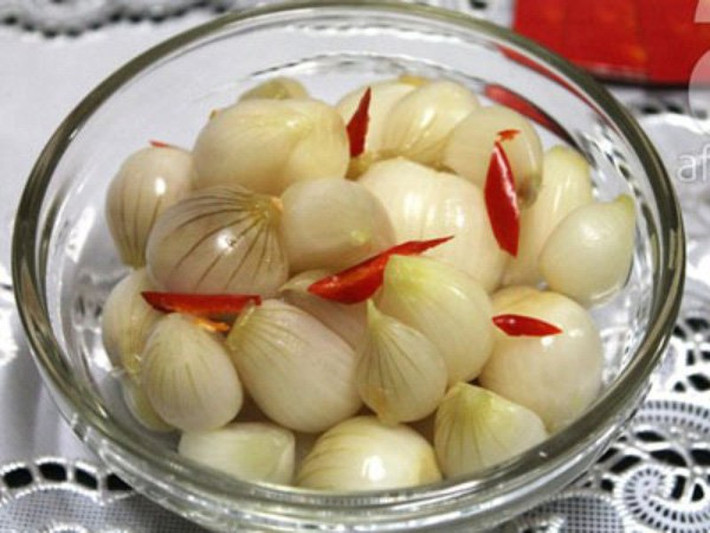 Thứ ba là bệnh nhân ung thư, xuất hiện các khối u. Chất nitrat có trong dưa hành khi kết hợp với chất đạm trong thực phẩm sẽ tạo thành nitrosamine gây ung thư, hình thành các khối u trong cơ thể. Vì vậy, những người có nguy cơ mắc ung thư dù thèm cũng tuyệt đối tránh sử dụng món ăn này.