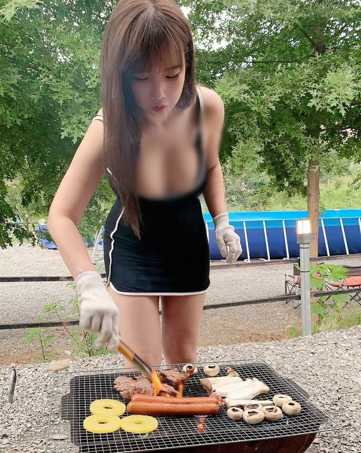 Vì hình ảnh quá gợi cảm, nhiều người tò mò danh tính của cô gái trong ảnh. Rất nhanh sau đó, danh tính của cô được dân mạng tìm ra, hoá ra là hot girl có nickname trên mạng xã hội là Mika Cho.