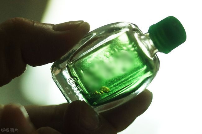 Trước kỳ kinh một tuần, chị em có thể thoa một ít tinh chất dầu gió lên lòng bàn chân, hành động này giúp bạn loại bỏ cảm giác lạnh trong người, đẩy nhanh quá trình lưu thông máu, ngăn ngừa đau bụng khi hành kinh, giảm lạnh tay chân.