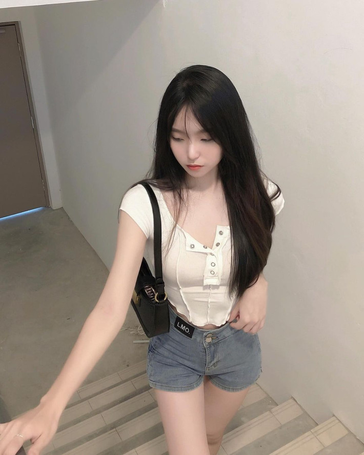 Có thể thấy, tuy cao gầy nhưng số đo ba vòng của Krystal vẫn khá chuẩn. Tuy rằng, vòng một và vòng ba của cô nàng không thuộc dạng "khủng" nhưng cũng không hề thua kém ai.