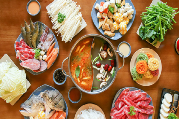 Tiến sĩ Trần Giới Vũ, Trưởng khoa tim mạch của bệnh viện Cathay General, Đài Loan, cho biết lượng calo cao ẩn trong các bữa ăn lẩu có thể làm tăng cholesterol dẫn đến nhồi máu cơ tim.