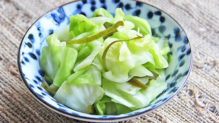 Song, mặc dù bắp cải tốt như vậy nhưng cũng nhắc nhở mọi người rằng có 3 nhóm người không thích hợp ăn bắp cải, đặc biệt là ăn sống hoặc ăn quá nhiều.
