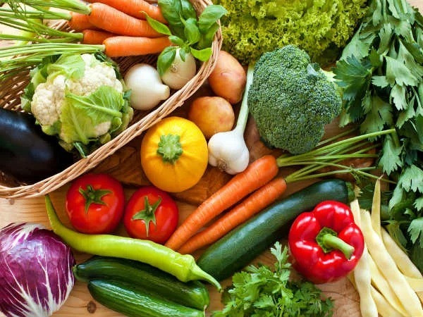 Ngoài ra còn ảnh hưởng đến gan, khiến quá trình trao đổi chất không thuận lợi, không thể đào thải chất độc ra khỏi cơ thể một cách hiệu quả. Nói cách khác, nếu không ăn đủ rau quả, thiếu nước và chất xơ sẽ dễ gây khó chịu đường tiêu hóa và mất cân bằng hệ vi khuẩn đường ruột. Điều này sẽ dẫn đến tình trạng ngủ không đủ giấc, tâm trạng lo lắng, béo phì và các vấn đề sức khỏe khác.