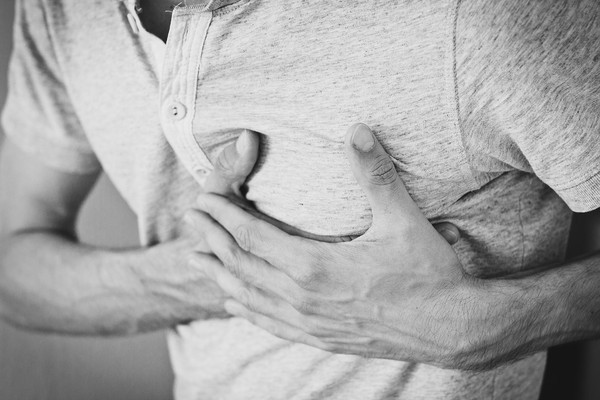 Mùa đông là mùa dễ phát sinh các bệnh tim mạch, đặc biệt là buổi sáng ngủ dậy nếu không giữ ấm và bảo vệ bản thân thì nguy cơ nhồi máu cơ tim rất cao. Bác sĩ, chuyên gia dinh dưỡng Lưu Phức Huyên, người Trung Quốc, mới đây đã chia sẻ 3 loại thực phẩm quan trọng có thể cải thiện sức khỏe tim mạch và khả năng miễn dịch. (Ảnh minh họa)