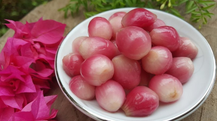 5. Khiến cơ thể có mùi: Đặc trưng của dưa hành muối chính là vị chua hăng của hành. Vì vậy, nếu sử dụng quá nhiều dưa hành muối có thể sẽ gây hôi miệng và khiến cơ thể có mùi. Nguyên nhân của tình trạng này là do các chất gây mùi trong hành sẽ hấp thu vào trong cơ thể và bài tiết qua tuyến mồ hôi.