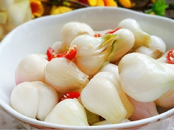 3. Liên tục ăn dưa hành có thể khiến tăng huyết áp: Hàm lượng muối trong dưa hành rất cao có thể gây nên các vấn đề về tuần hoàn và tim mạch. Đặc biệt, chế độ ăn dư thừa muối là nguyên nhân chính khiến thành mạch cứng hơn gây nên tình trạng tăng huyết áp, không nên ăn dưa hành thường xuyên.