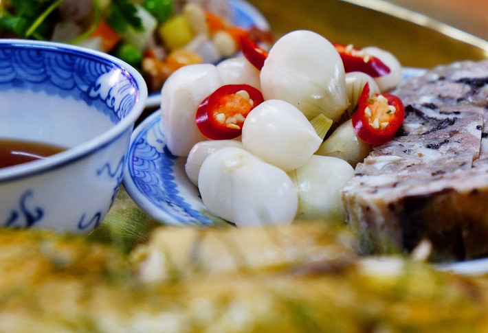 Trong các mâm cơm ngày Tết cổ truyền của Việt Nam không thể thiếu món dưa hành muối. Món ăn có vị chua, mát, vừa giúp giải ngán lại vừa giúp gia tăng hương vị của những món ăn khác, kích thích tiêu hóa tốt hơn. Thế nhưng, chỉ cần ăn sai cách, món dưa hành muối sẽ khiến cơ thể chịu tổn hại nặng nề. (Ảnh minh họa)