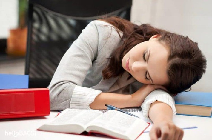 5. Thường xuyên mệt mỏi Mệt mỏi cũng là một trong những triệu chứng ban đầu của bệnh ung thư gan, nguyên nhân là do rối loạn tiêu hóa và rối loạn hấp thu dinh dưỡng dẫn đến cơ thể không đủ năng lượng.