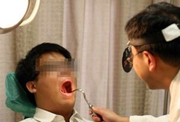 Lúc này, có người sẽ hỏi "Thật kỳ quái, còn có ung thư miệng"? Đúng, ung thư miệng tuy xuất hiện ít nhưng ngày càng phổ biến hơn. Vậy nguyên nhân gây ra ung thư miệng là gì, dấu hiệu ra sao, nguy cơ thế nào? Mời bạn cùng tìm hiểu.