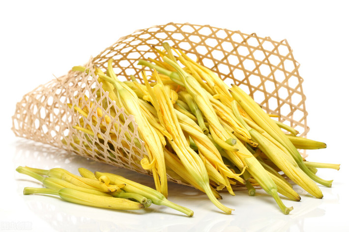 Còn hoa thì sẽ hái vào mùa hạ hay đầu thu, lúc mới chớm nở, có thể đem phơi hay sấy nhẹ cho đến khi khô.