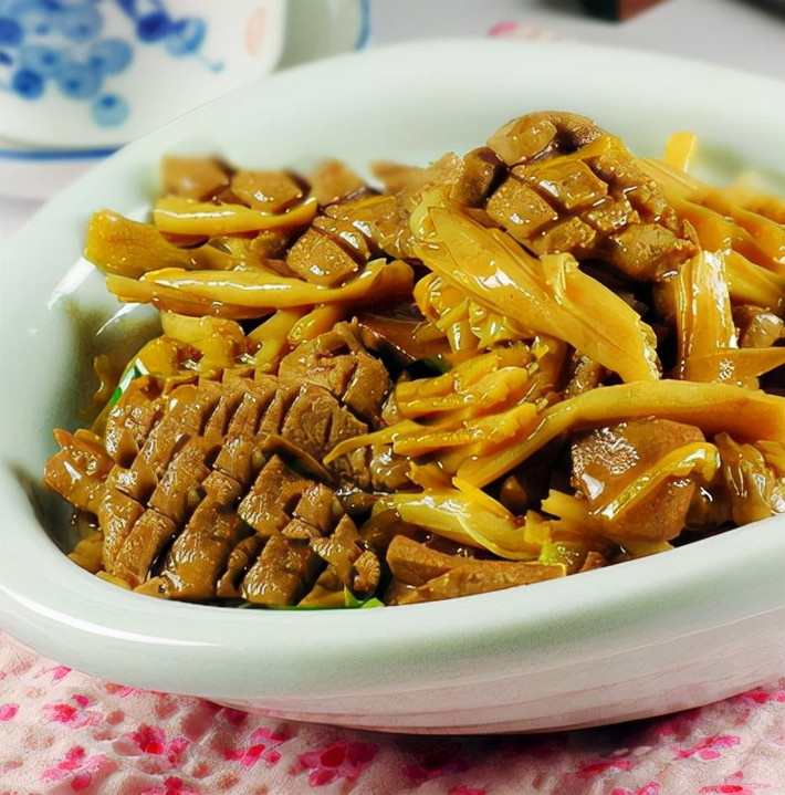 Rễ cây vị ngọt, tính mát, có tác dụng thanh nhiệt, lợi thuỷ, lương huyết, chỉ huyết, được dùng làm thuốc lợi tiểu, giảm đau, chữa sốt, lỵ, nôn ra máu, đại tiện ra máu; sỏi tiết niệu, ho ra máu, viêm gan, vàng da, viêm tuyến mang tai, viêm tai giữa, đau răng.