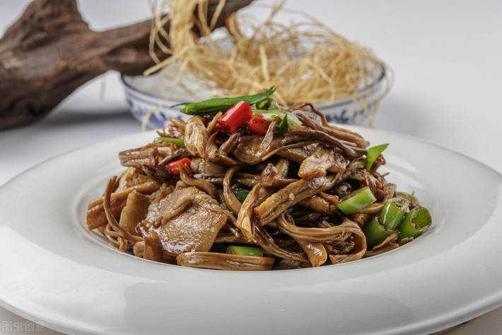 Dù là để nấu ăn hay làm thuốc cũng đều có công dụng đáng kể. Lá và hoa làm thuốc chữa đổ máu cam, an thai, lợi tiểu, trừ thấp nhiệt, làm yên ngũ tạng, khỏi bốc nóng, giúp ăn ngon ngủ yên, sáng mắt.