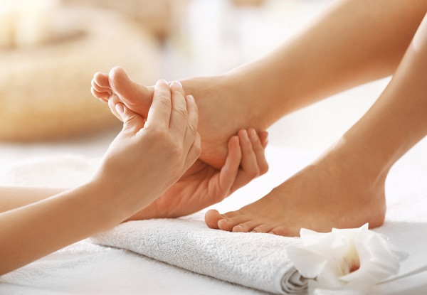 Tuy có tác dụng giảm mệt mỏi ở một mức độ nhất định nhưng tới kỳ kinh nguyệt, phụ nữ không được để người khác chạm vào, xoa bóp, tác động đến bàn chân vì điều này sẽ làm cho tốc độ lưu thông máu tăng lên kéo theo lượng kinh nguyệt tăng lên, ảnh hưởng đến sức khỏe.