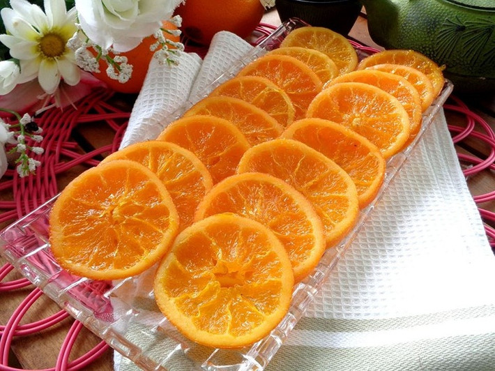 Xếp các miếng cam lên vỉ, hong cho miếng cam khô ráo là hoàn tất.
