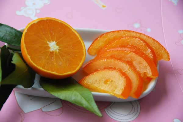 Ngoài ra, bạn cũng có thể làm mứt cam dẻo. Nguyên liệu cần có khoảng 3 quả cam, đường, nước chanh dây, mật ong.