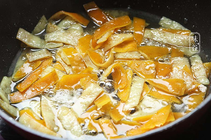 Đun sôi với lửa lớn sau đó chuyển sang lửa vừa, nấu cho đến khi thành dạng sệt như siro.