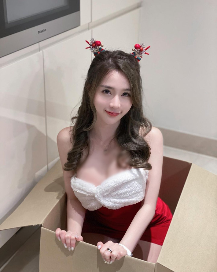 Cách đây không lâu, cô nàng cũng hóa thân thành hot girl Noel với bộ đồ cực gợi cảm, nhận được vô số lời tán dương. Song, không phải lúc nào cũng vậy.