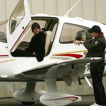 Tom Cruise, một trong những diễn viên thành công nhất của Hollywood, không chỉ sở hữu một mà đến 3 chiếc chuyên cơ. Cả 3 chuyên cơ riêng của sao này đều thuộc dòng máy bay danh tiếng gồm một chiếc Aviat - Pitts S-2B, một chiếc Mustang P-51 ra đời vào năm 1943 và chiếc máy bay phản lực có phòng chiếu phim, phòng tắm.