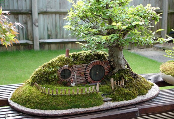 Chậu cây bonsai mini hóa thân thành nhà của người Hobbit được mệnh danh là “Chúa tể của những loài cây” bởi vẻ đẹp và sự cầu kỳ của nó. Chỉ có một nghệ nhân thực sự tài năng mới có thể tạo nên thế cây độc đáo này.