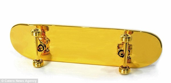 Chiếc ván trượt được mạ vàng này có lẽ là món quà tuyệt hảo cho những cậu trai mê thể thao mạo hiểm, tuy nhiên bạn chỉ nên trượt nó trong một căn phòng được bọc kín bằng vải mềm và da để giữ gìn lớp vàng đắt tiền.