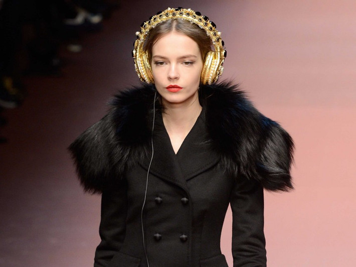 Chiếc tai nghe đính kim cương của hãng Dolce & Gabbana: Chiếc tai nghe đính kim cương và ngọc trai của hãng Dolce & Gabbana sẽ là món quà Giáng sinh xa xỉ dành cho các cô nàng cá tính.