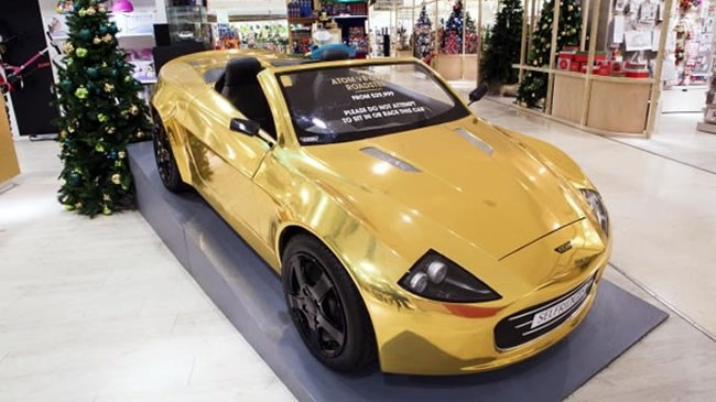 Xe đồ chơi mạ vàng xa xỉ của nhãn hiệu Atom Car: Điểm nhấn của chiếc xe hơi đồ chơi dành cho trẻ em của Atom Car chính là bộ cánh mạ vàng toàn bộ bên ngoài. Không dừng ở đó, chiếc xe hơi đồ chơi của Atom Car còn được trang bị hệ thống đèn LED, còi, nội thất bọc da Nappa và biển số theo yêu cầu khách hàng.