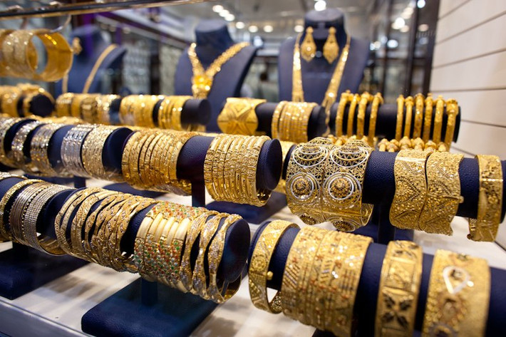 Nhờ chính sách tự do mậu dịch và miễn thuế kinh doanh, giá vàng 24K ở chợ Gold Souk chỉ có giá trên dưới 30 USD/gram. Đây được xác nhận là mức giá giao dịch vàng 24K thấp nhất thế giới hiện nay.