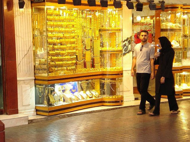 Nổi tiếng trên thế giới từ những năm 40, chợ vàng Gold Souk buôn bán số lượng vàng ước tính 10 tấn mỗi ngày.