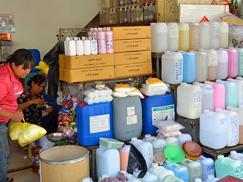 Tại Kim Biên, ngoài hóa chất dùng trong công nghiệp, các loại hóa chất dùng trong ngành chế biến thực phẩm gồm hương liệu, chất phụ gia dưới dạng lỏng và bột có đủ loại hương, tạo ra vô số màu, chất làm mềm, làm dẻo, làm giòn thực phẩm. Phổ biến nhất là các loại hoá chất chế nước lèo làm bún, phở, hủ tiếu… Trong đó đầu tiên phải kể đến loại đường Tây tạo vị siêu ngọt cho nồi nước lèo bún bò, bún riêu cua…