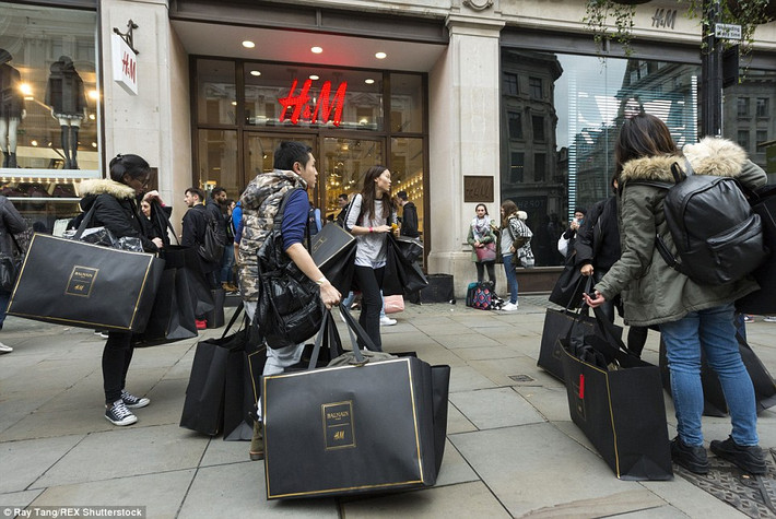 Sau thời gian xếp hàng, chen chân và giành giật nhau những thiết kế H&M x Balmain, các tín đồ thời trang túi to, túi nhỏ mang về.