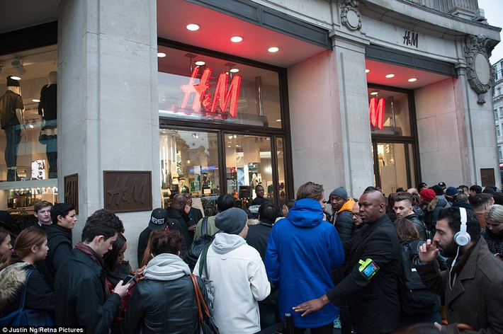 Các tín đồ thời trang chực chờ ùa vào cửa hàng H&M ở London, Anh.