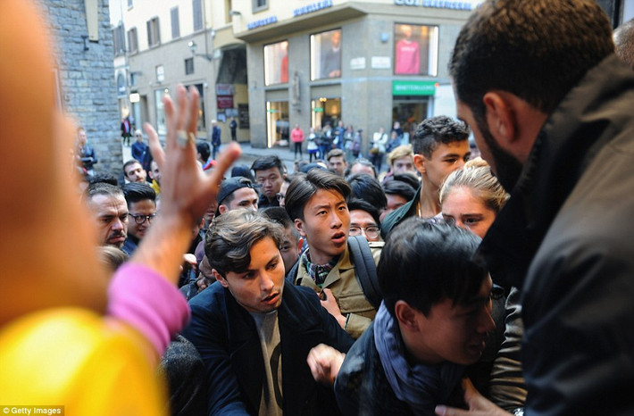 Các tín đồ thời trang ùn ùn kéo tới trước cửa hàng H&M ở Florence, Italy.