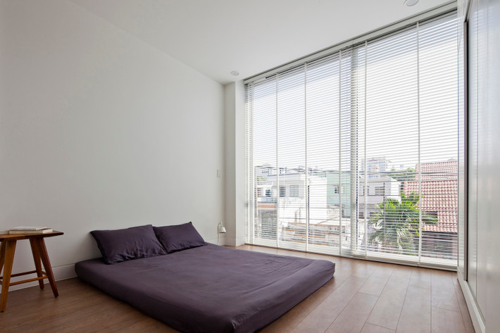 Các phòng ngủ trong nhà được thiết kế với cửa sổ lớn để đón ánh sáng tự nhiên đến từng phòng và phòng tắm.